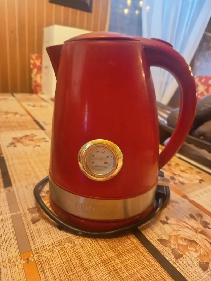 Hervidor eléctrico rojo con medidor de temperatura