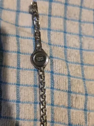 Reloj digital de pulsera metálico - miniatura 1