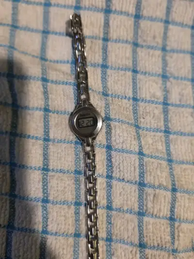 Reloj digital de pulsera metálico - miniatura 2