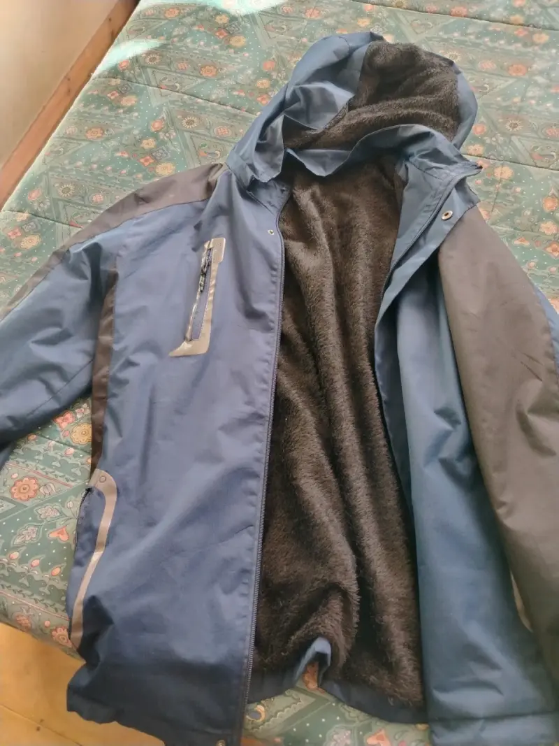 Chaqueta impermeable azul con forro polar