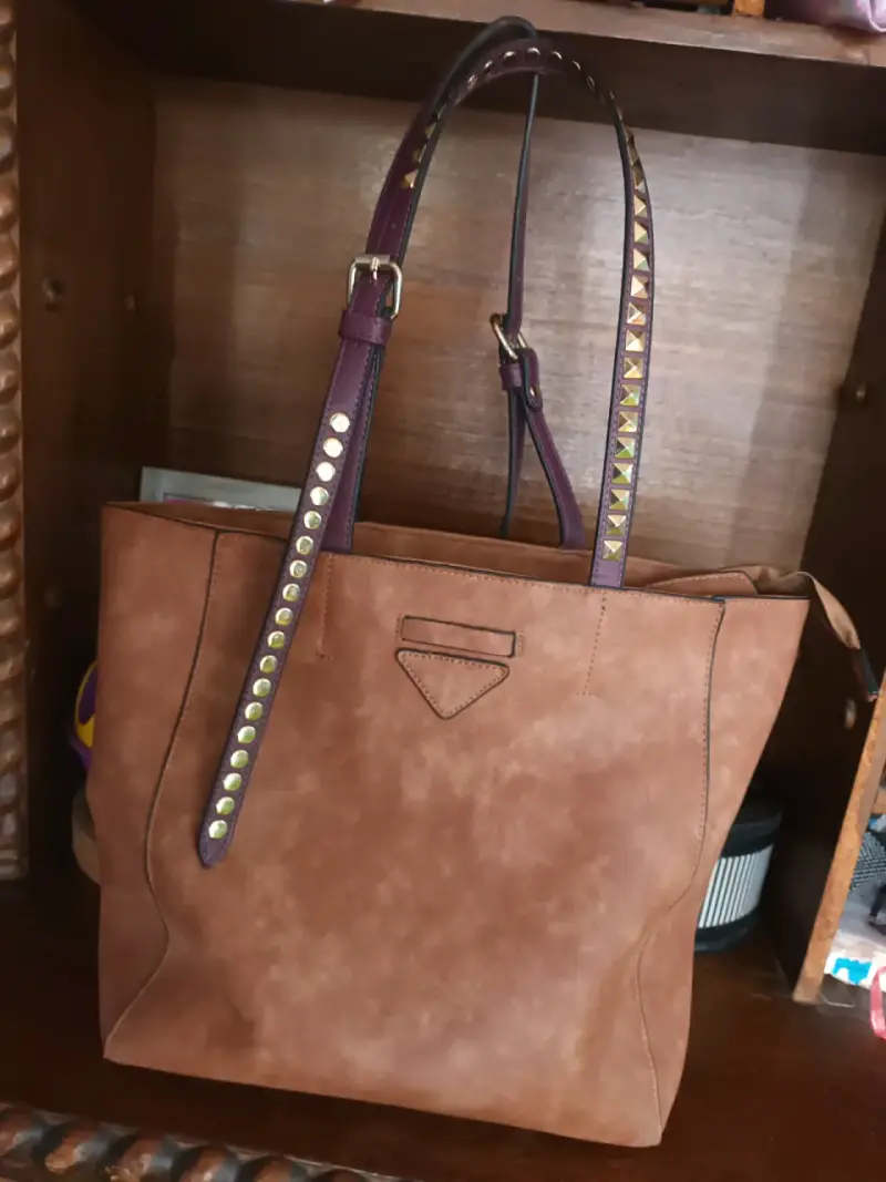 Bolso tote marrón con detalles dorados - 1