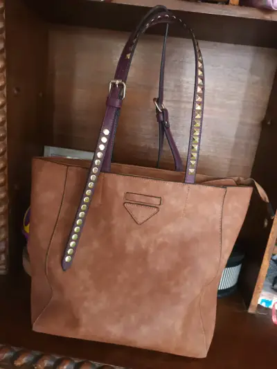 Bolso tote marrón con detalles dorados - miniatura 1