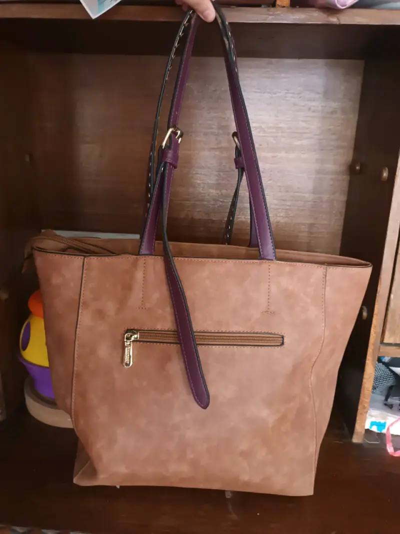 Bolso tote marrón con detalles dorados - 2