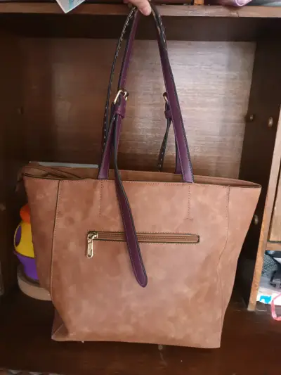 Bolso tote marrón con detalles dorados - miniatura 2