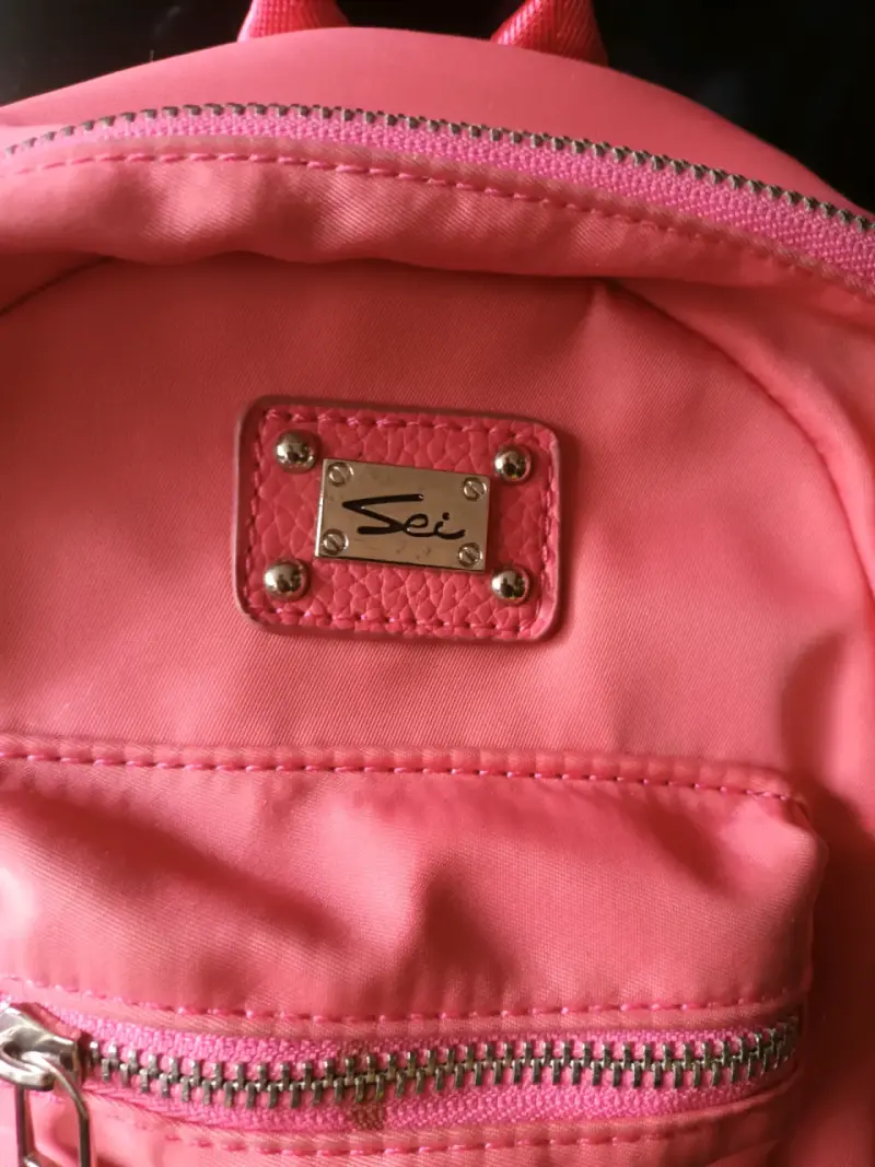 Mochila pequeña rosa marca Sei - 2