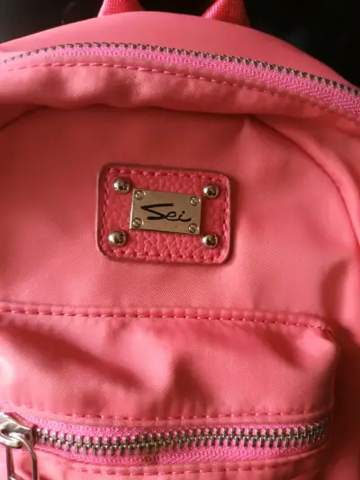 Mochila pequeña rosa marca Sei - miniatura 2