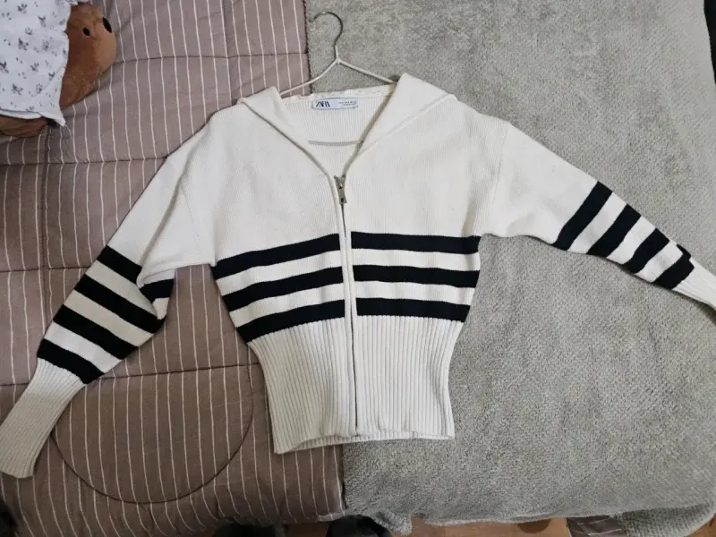 Sweater de punto con capucha y rayas Zara - 3