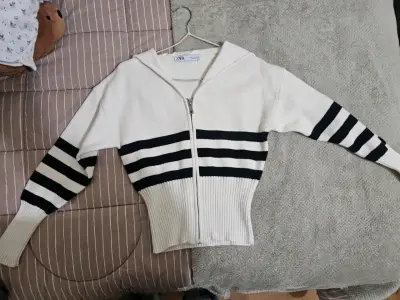Sweater de punto con capucha y rayas Zara - miniatura 3
