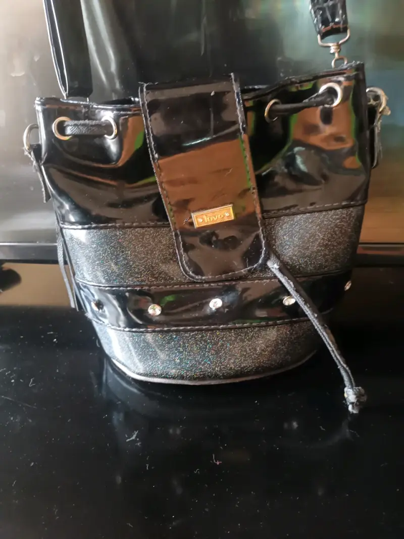 Bolso de hombro negro con detalles brillantes - 1