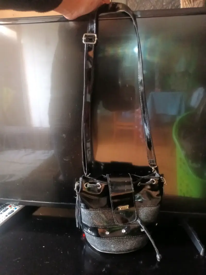 Bolso de hombro negro con detalles brillantes - 2
