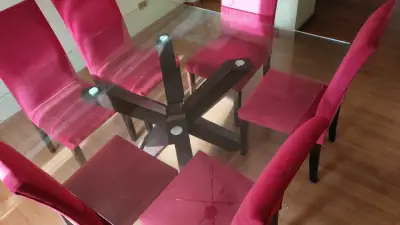 Mesa de comedor de vidrio con sillas rojas - miniatura 1