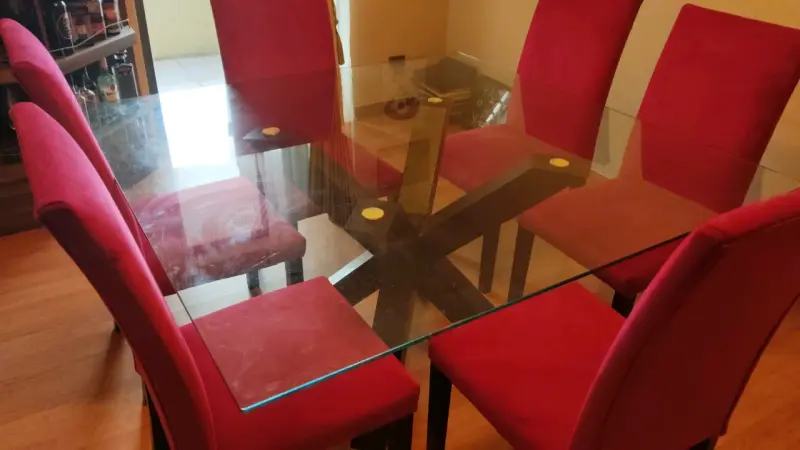 Mesa de comedor de vidrio con sillas rojas - 2