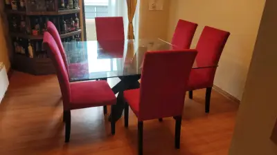 Mesa de comedor de vidrio con sillas rojas - miniatura 3