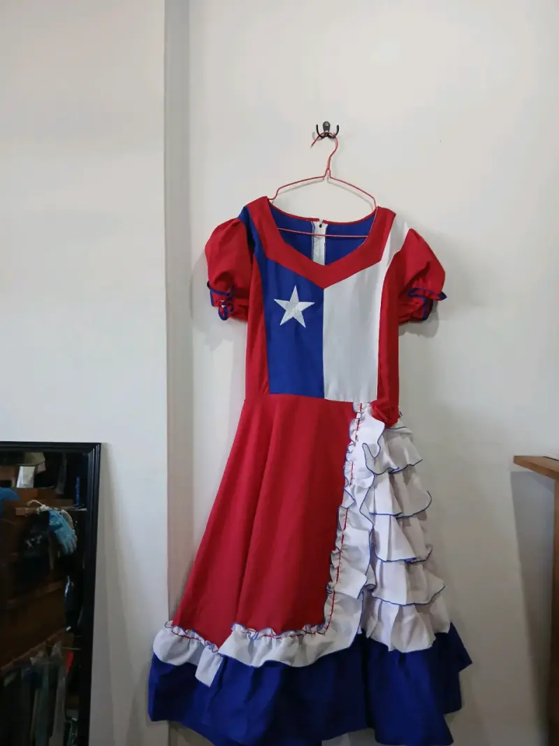 Vestido típico chileno con diseño de bandera
