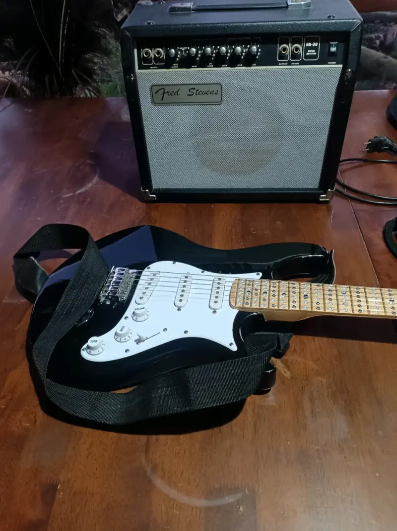 Guitarra eléctrica Behringer con amplificador