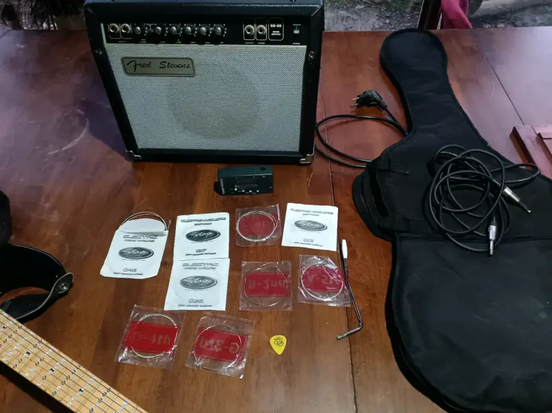 Guitarra eléctrica Behringer con amplificador - 3
