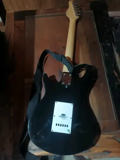 Guitarra eléctrica Behringer  con amplificador - miniatura 4