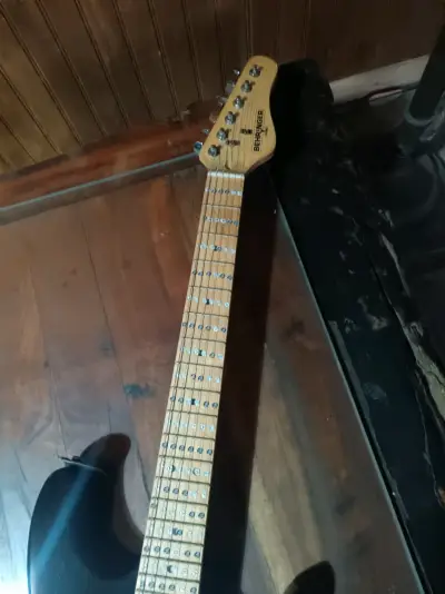 Guitarra eléctrica Behringer  con amplificador - miniatura 5