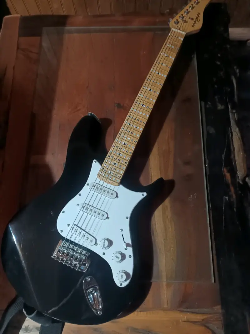 Guitarra eléctrica Behringer con amplificador - 6