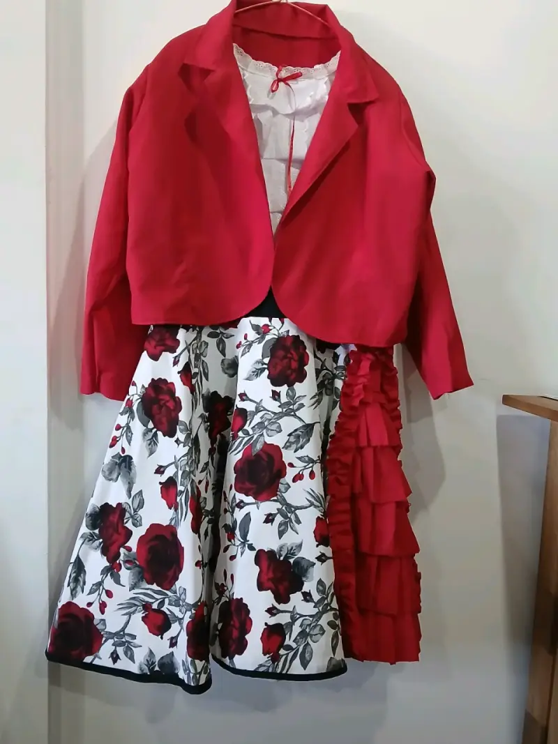 Conjunto de Vestido Flamenco con Chaqueta Roja - 1