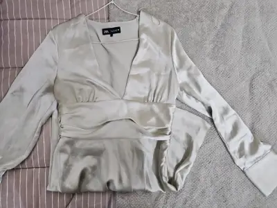 Vestido corto satinado beige Zara - miniatura 2