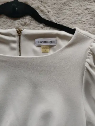 Vestido blanco elegante Calvin Klein con lazo - miniatura 3