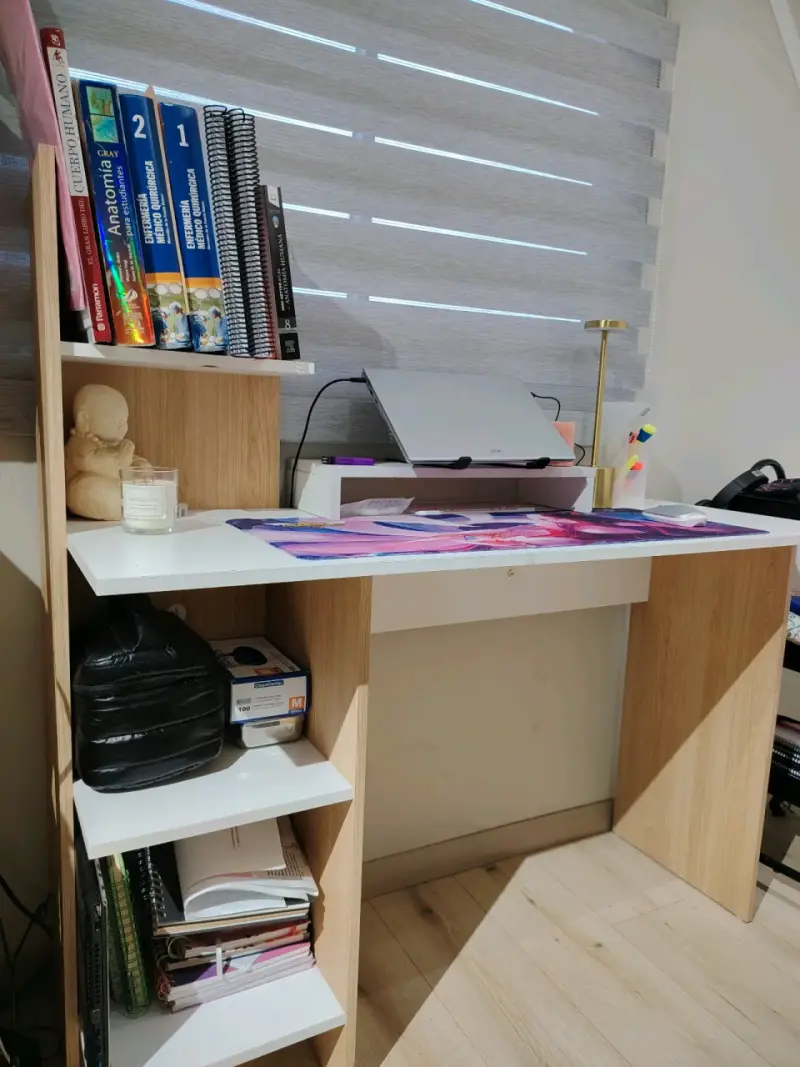 Escritorio de madera con estantes laterales