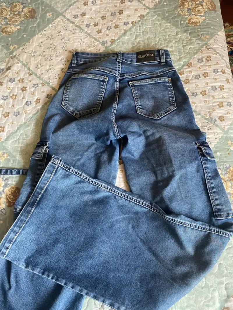 Jeans cargo de mezclilla azul para mujer - 2