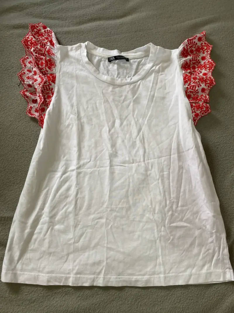 Polera Blanca Zara con Mangas Bordadas Rojas - 1