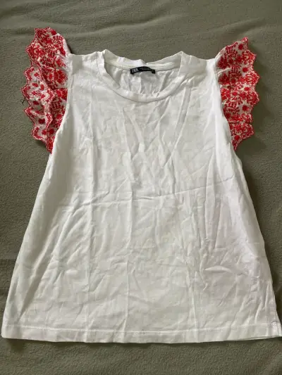 Polera Blanca Zara con Mangas Bordadas Rojas - miniatura 1