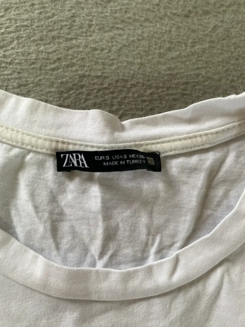 Polera Blanca Zara con Mangas Bordadas Rojas - 2