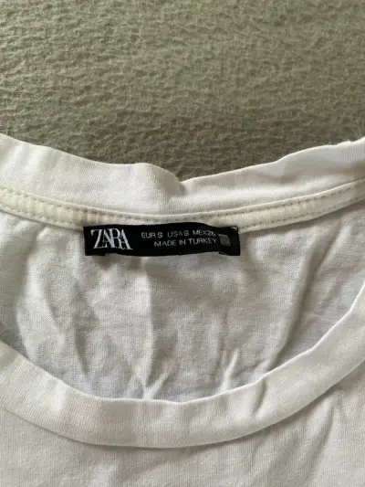 Polera Blanca Zara con Mangas Bordadas Rojas - miniatura 2