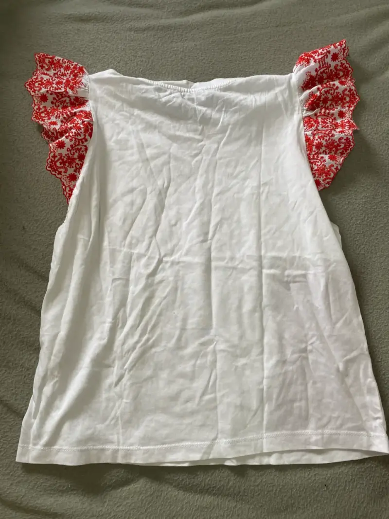 Polera Blanca Zara con Mangas Bordadas Rojas - 3