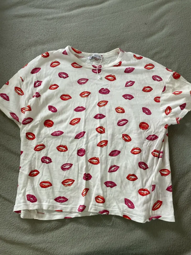 Polera estampada de labios Zara talla S