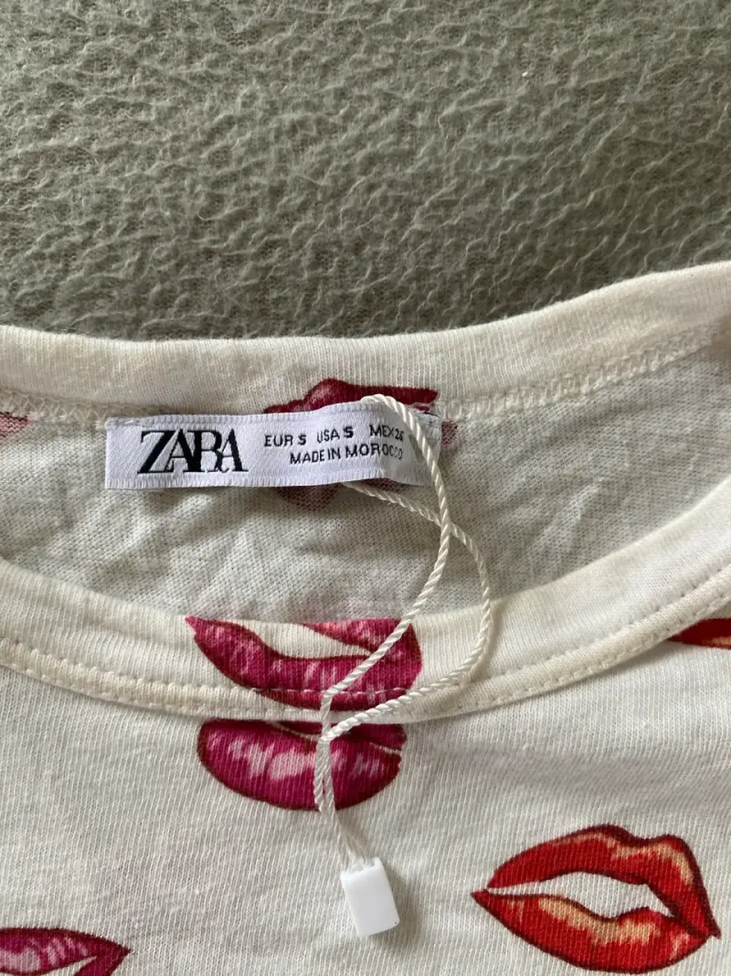 Polera estampada de labios Zara talla S - 2