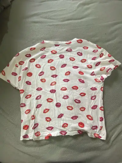Polera estampada de labios Zara talla S - miniatura 3