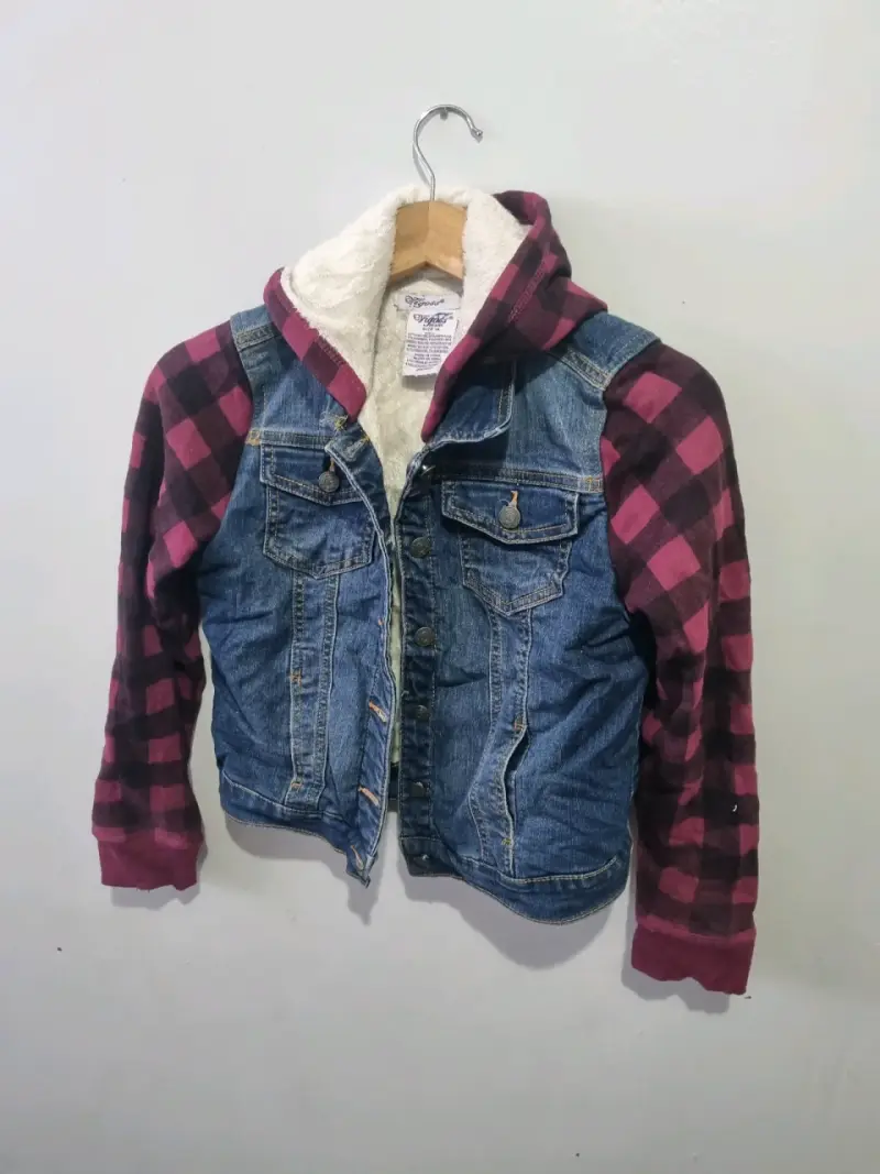 Chaqueta de mezclilla con capucha y mangas a cuadros - 1