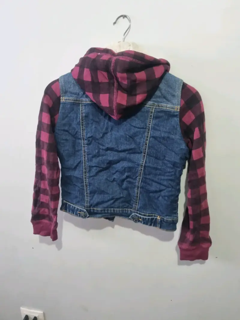 Chaqueta de mezclilla con capucha y mangas a cuadros - 2