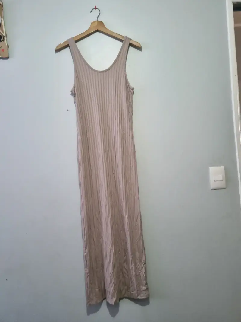 Vestido largo sin mangas beige