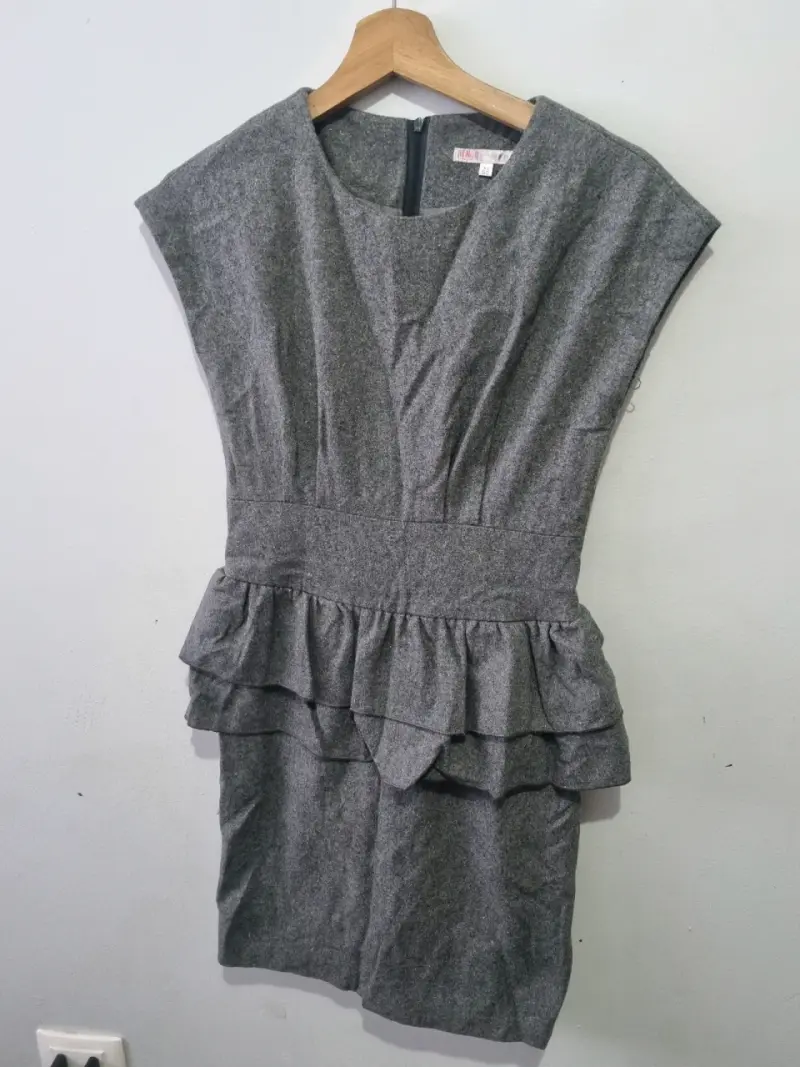 Vestido gris con volantes para mujer