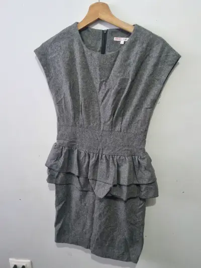 Vestido gris con volantes para mujer - miniatura 1