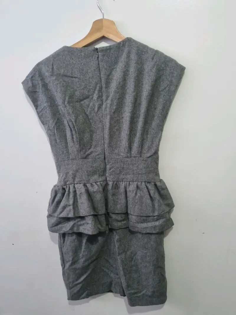 Vestido gris con volantes para mujer - 2
