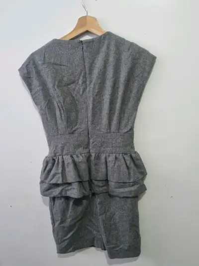 Vestido gris con volantes para mujer - miniatura 2