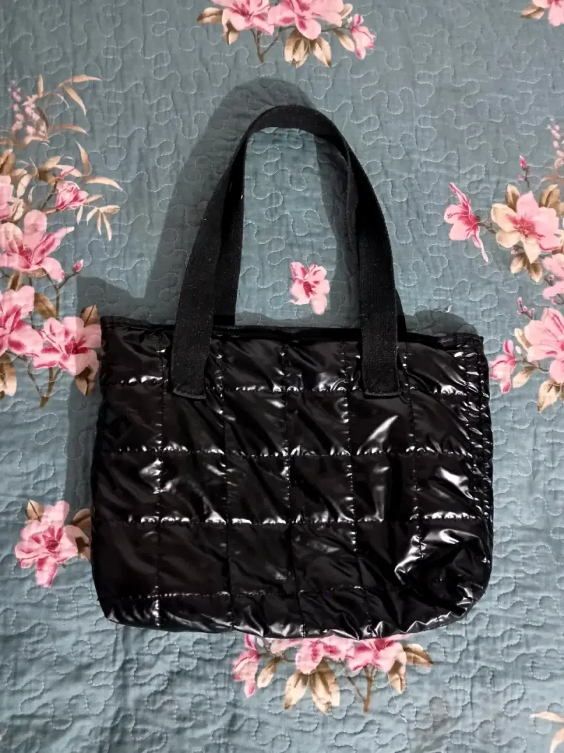 Bolso tote acolchado negro elegante