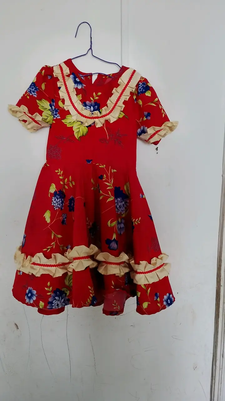 Traje de china rojo con flores y volantes