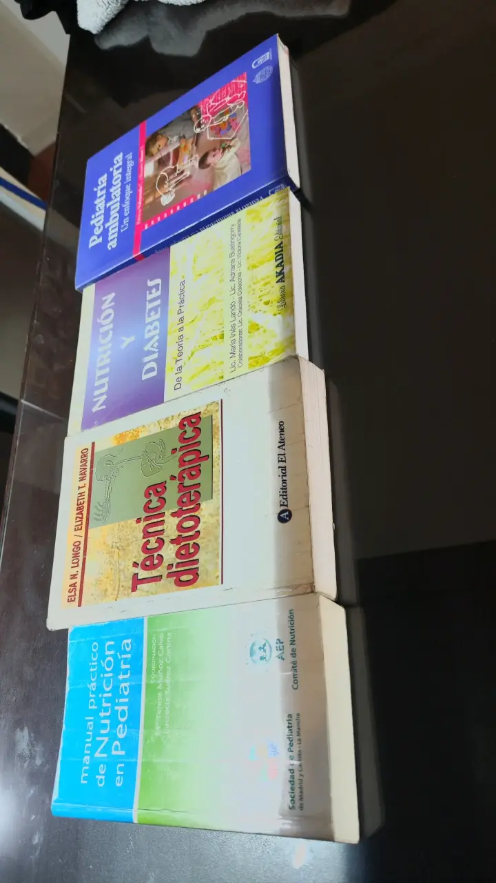 Lote de libros de nutrición y pediatría - 1