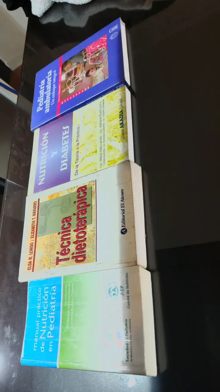 Lote de libros de nutrición y pediatría - 2