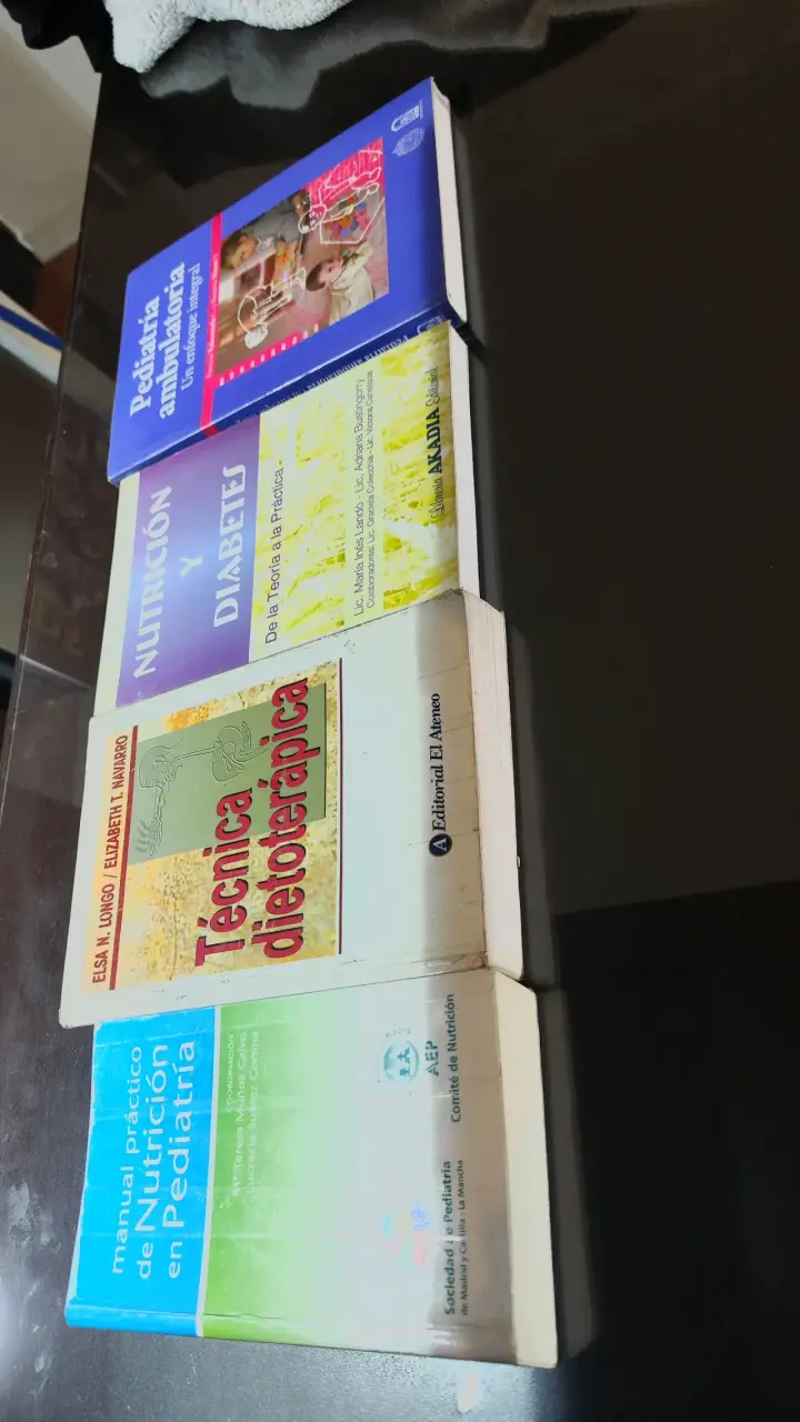 Lote de libros de nutrición y pediatría - 3