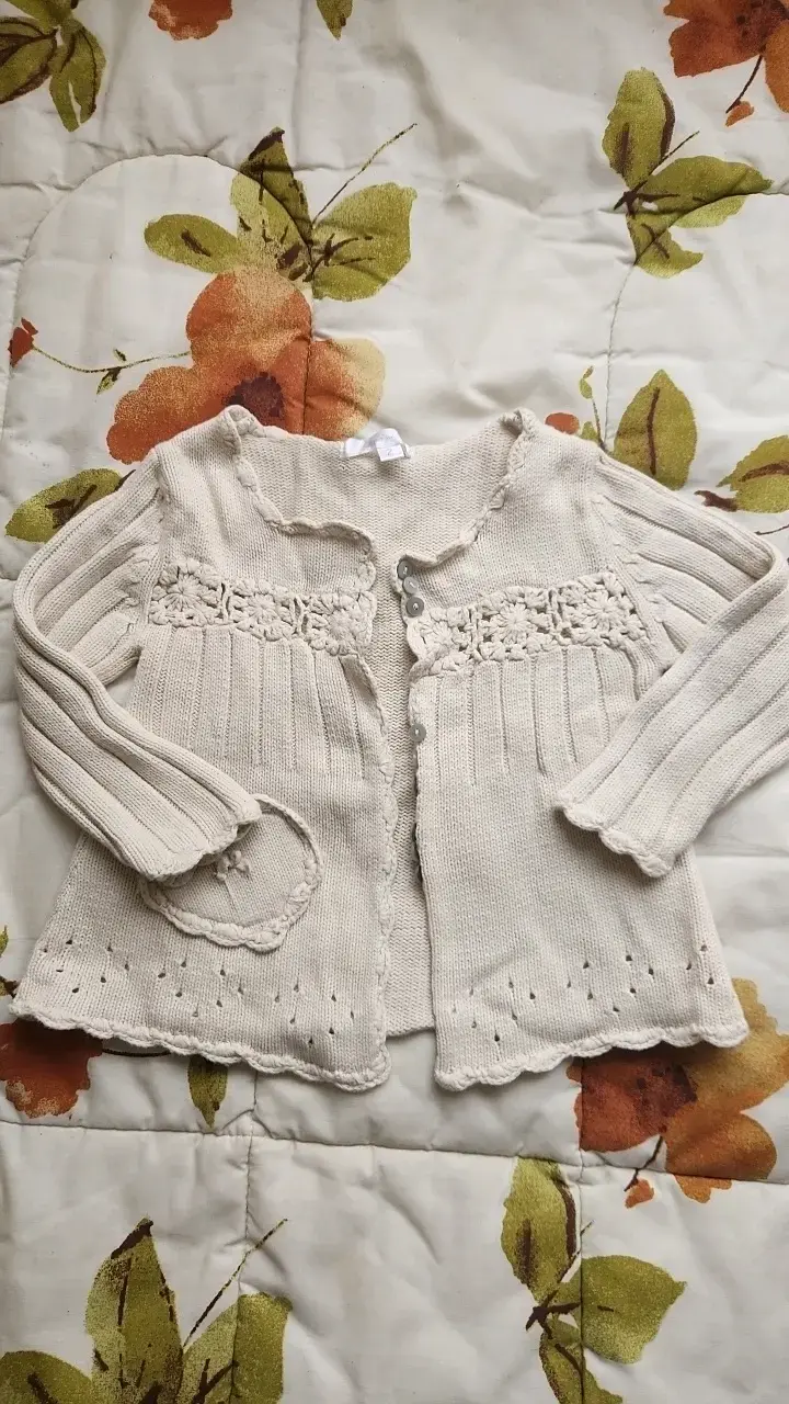 Cardigan de niña beige con detalles tejidos - 1