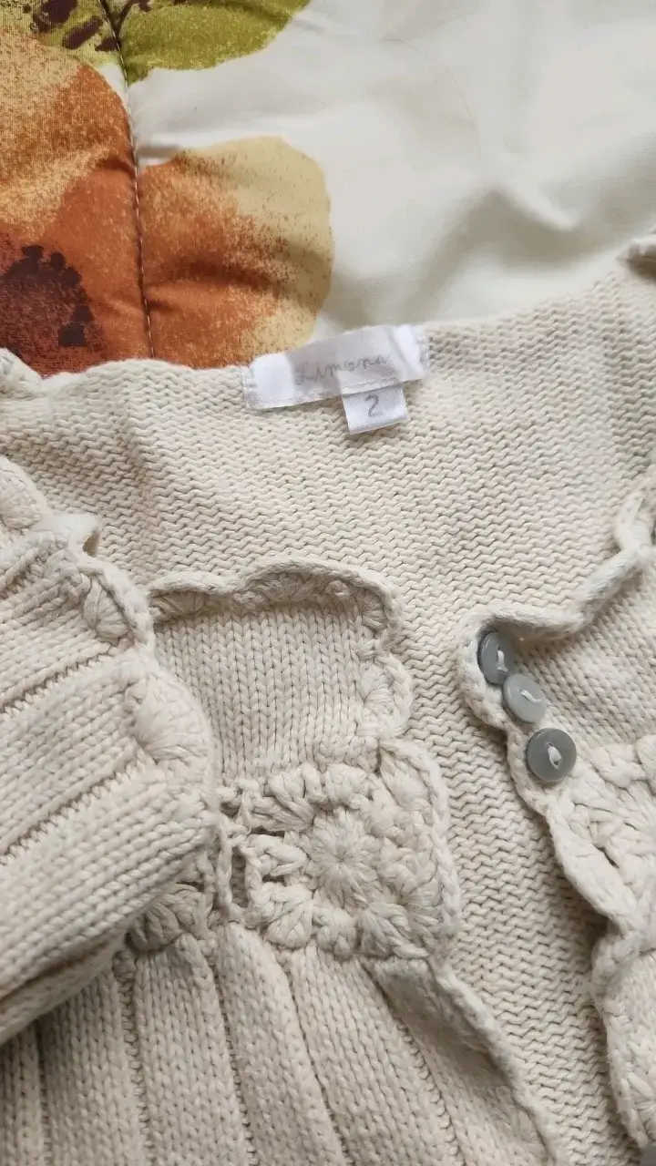 Cardigan de niña beige con detalles tejidos - 2